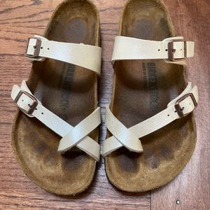 Birkenstock Mayari, pearlescent.